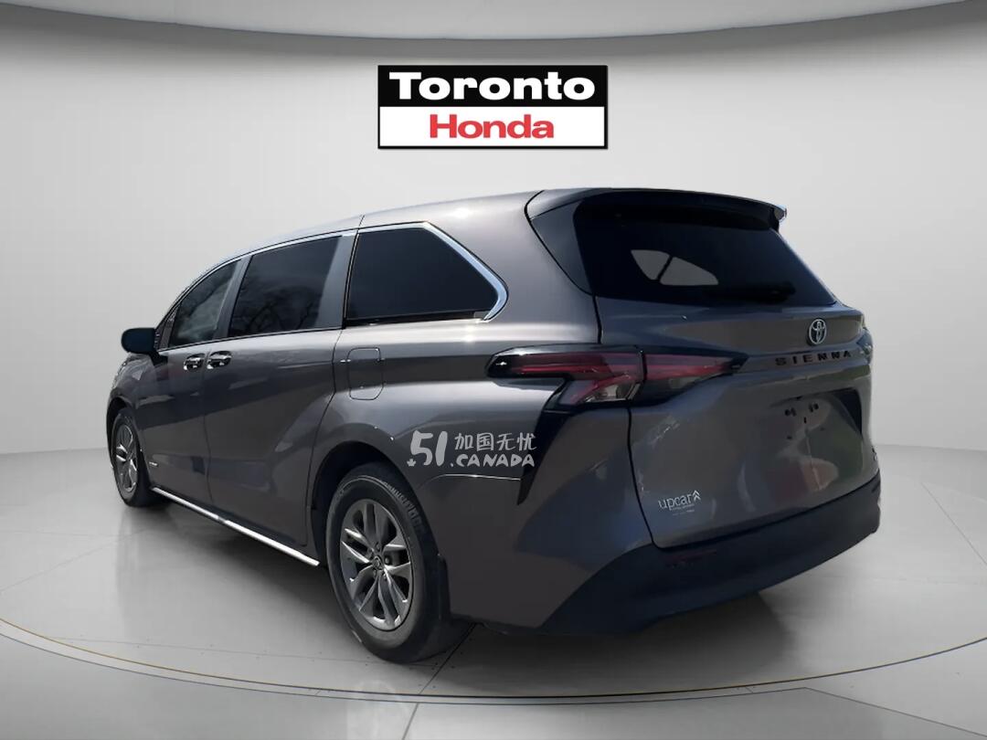 2021 Toyota Sienna view 4