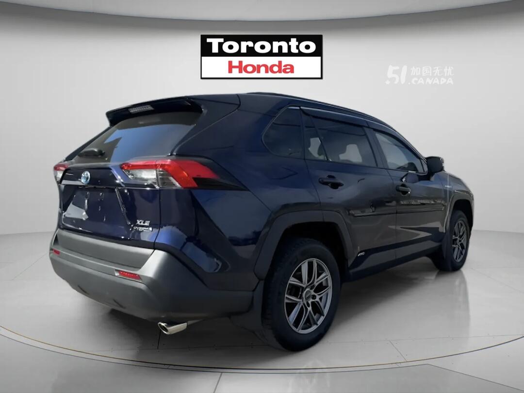 2021 Toyota RAV 4 view 4