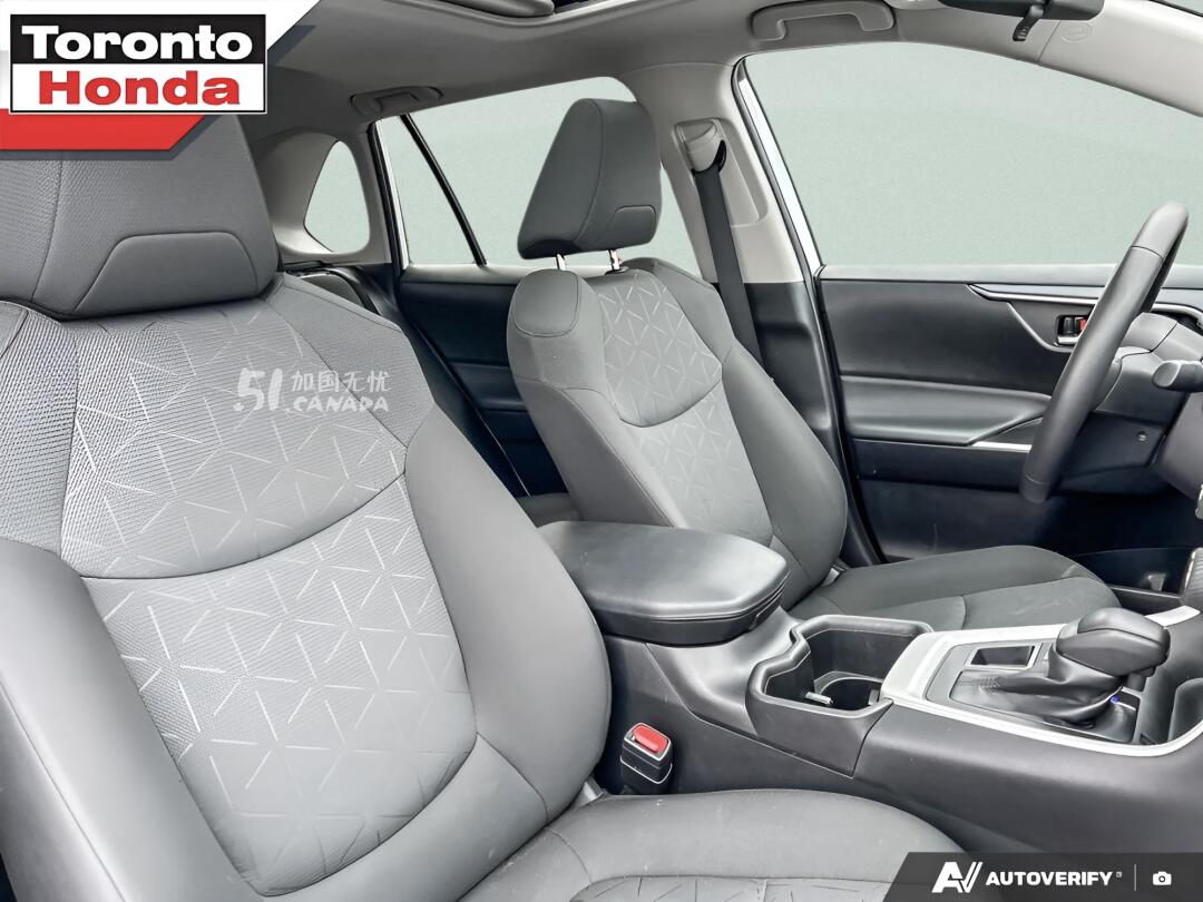 2024 Toyota RAV 4 view 5