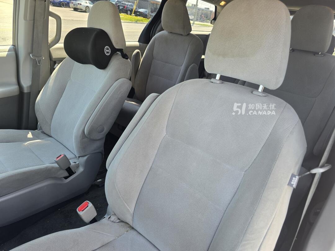 2017 Toyota Sienna view 8