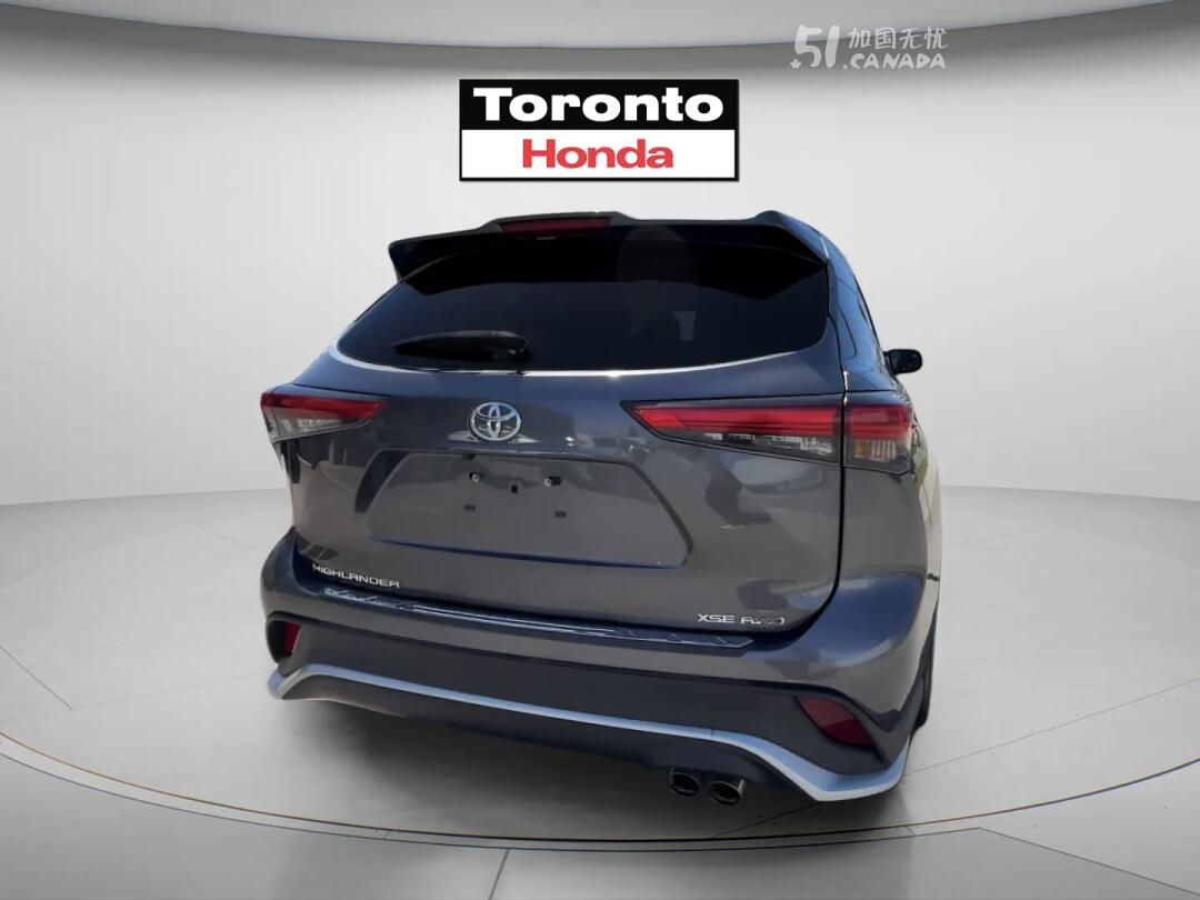 2021 Toyota Highlander view 3