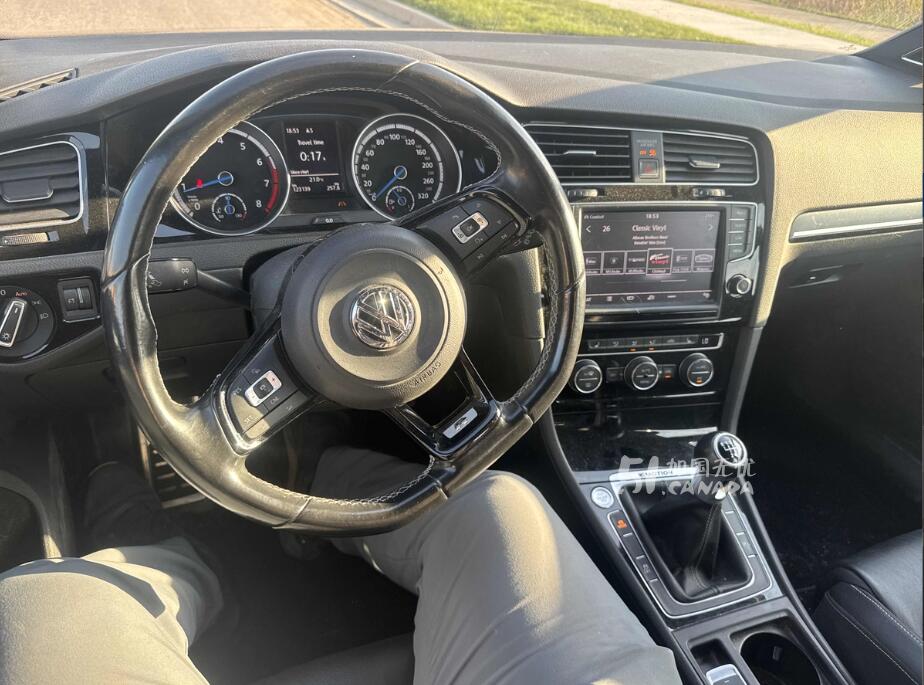 2016 Volkswagen Golf R view 5