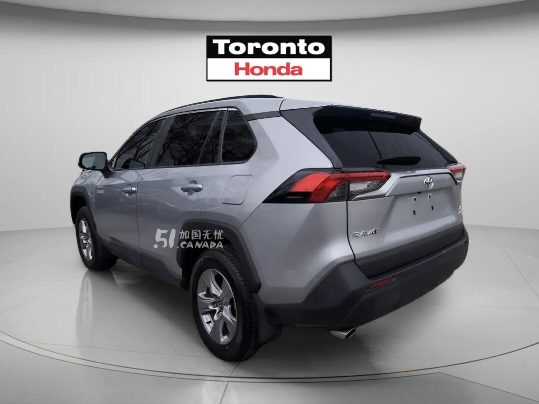 2025 Toyota RAV 4 view 4