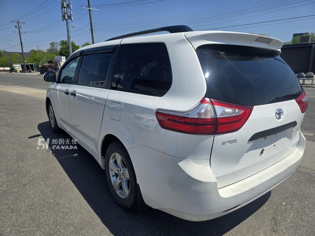 2017 Toyota Sienna view 5