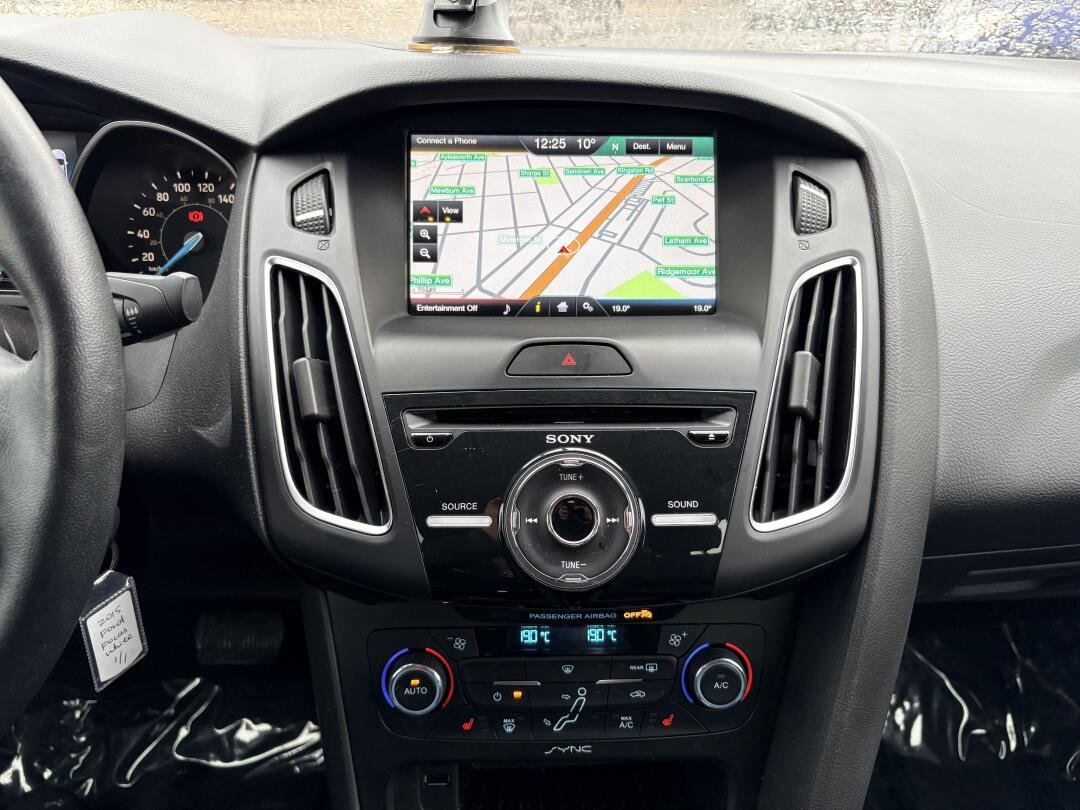2015 Ford Focus view 9