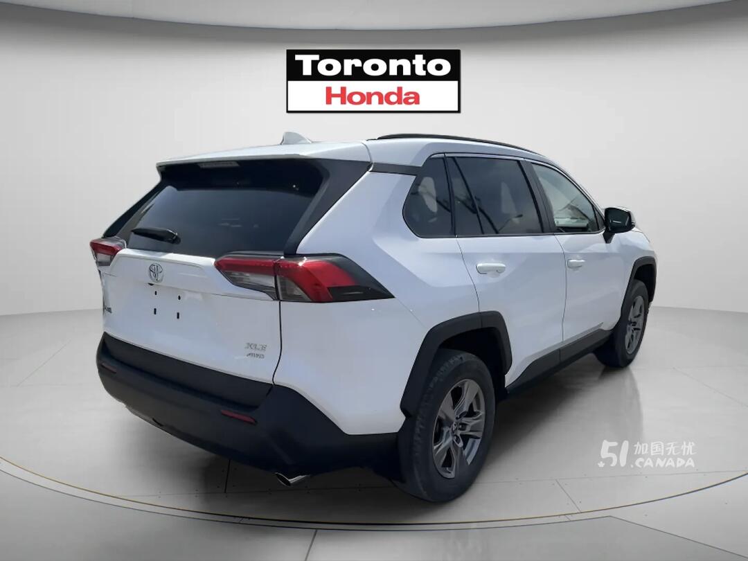 2024 Toyota RAV 4 view 4