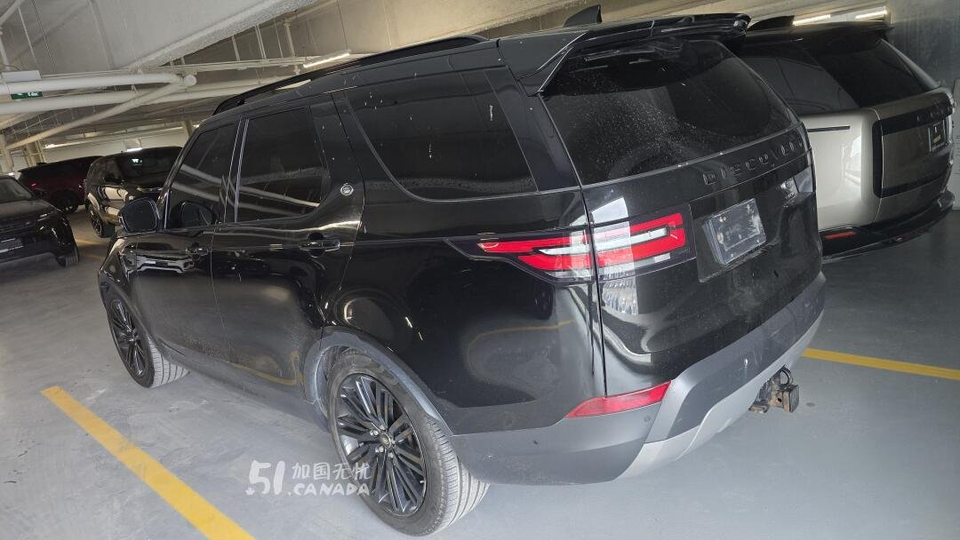 2017 Land Rover Discovery view 3
