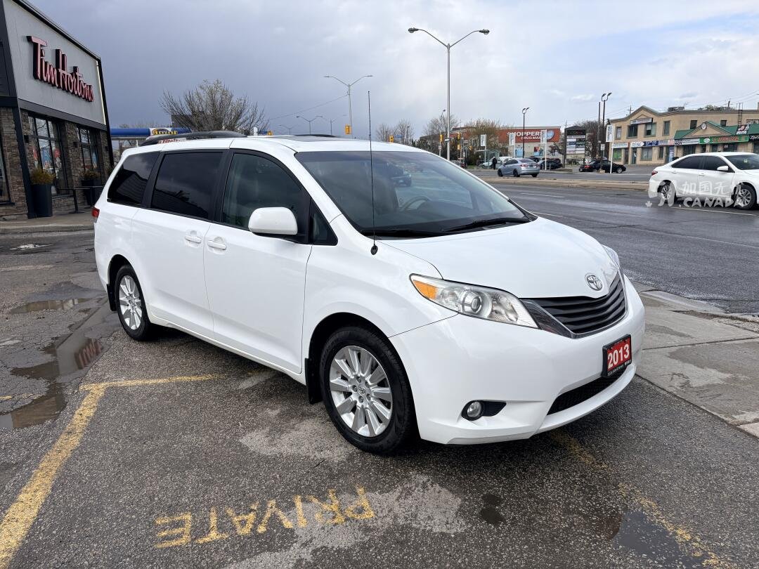 2013 Toyota Sienna view 3