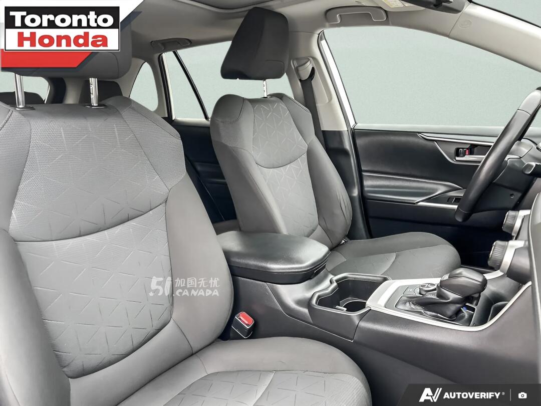 2023 Toyota RAV 4 view 5