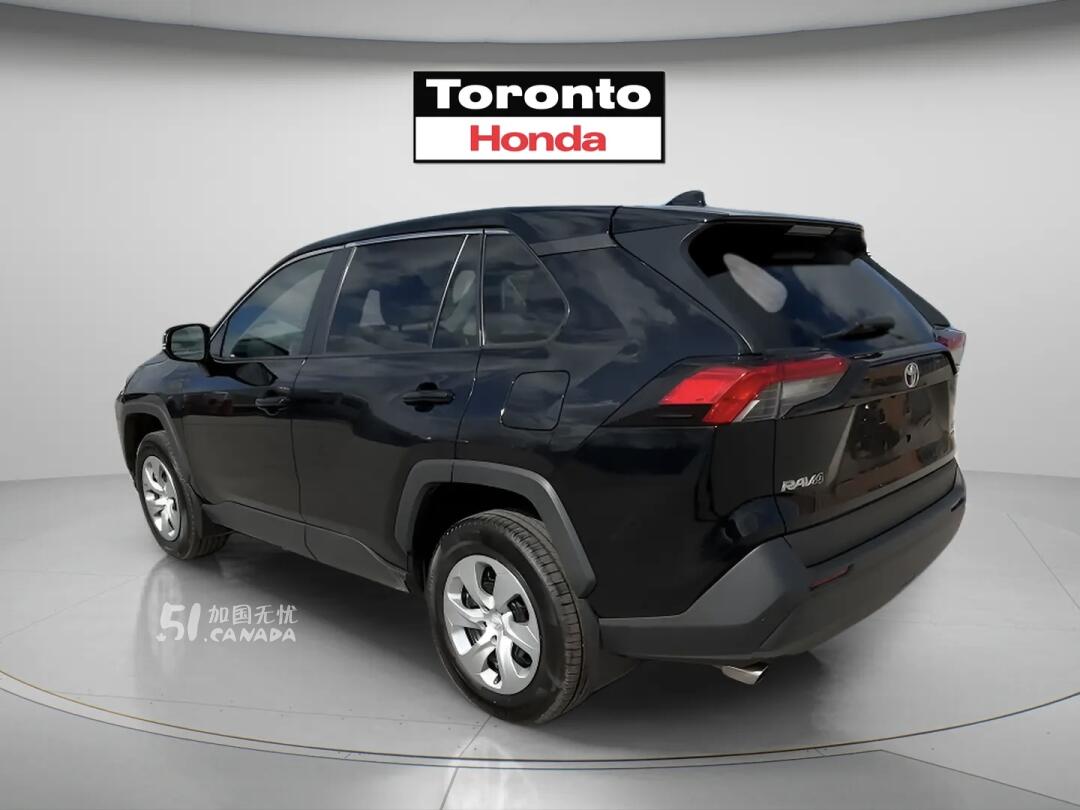 2024 Toyota RAV 4 view 4