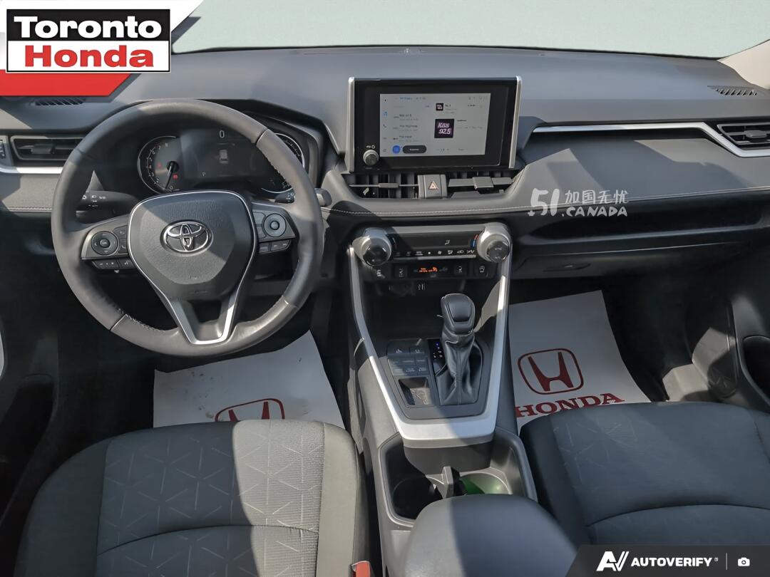 2024 Toyota RAV 4 view 7