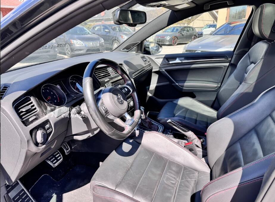 2015 Volkswagen GTI view 8