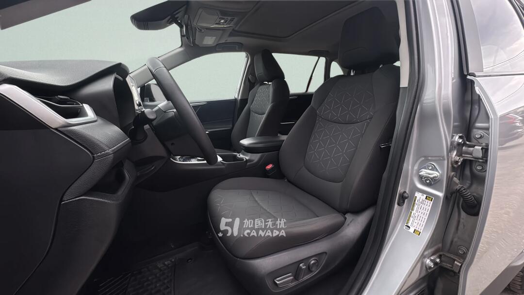 2023 Toyota RAV 4 view 5