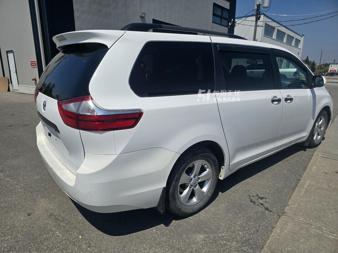 2017 Toyota Sienna view 7