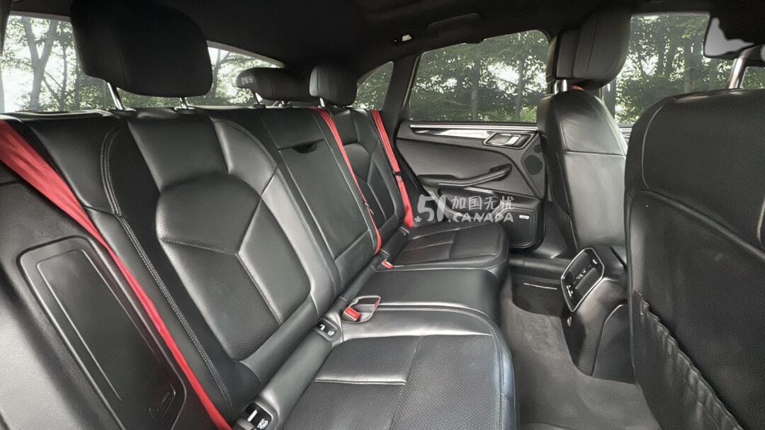 2019 Porsche Macan view 7