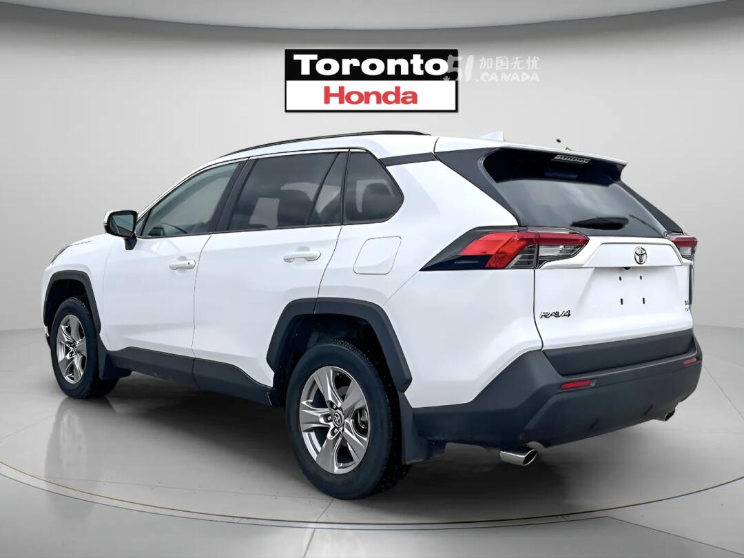 2025 Toyota RAV 4 view 4