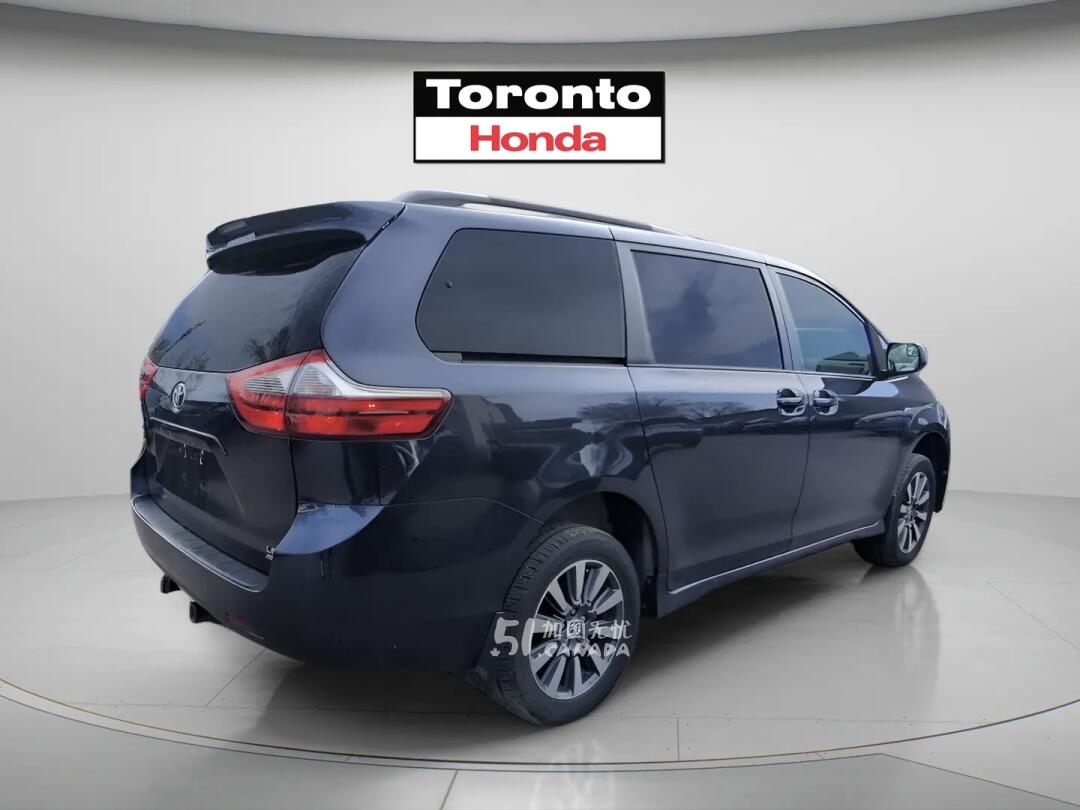 2020 Toyota Sienna view 3