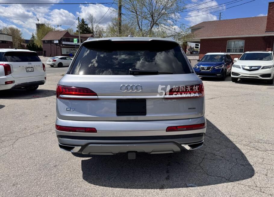 2020 Audi Q7 view 8