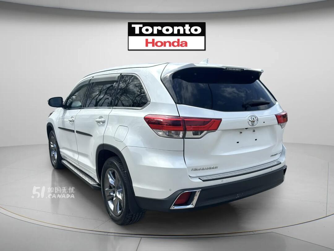 2017 Toyota Highlander view 3