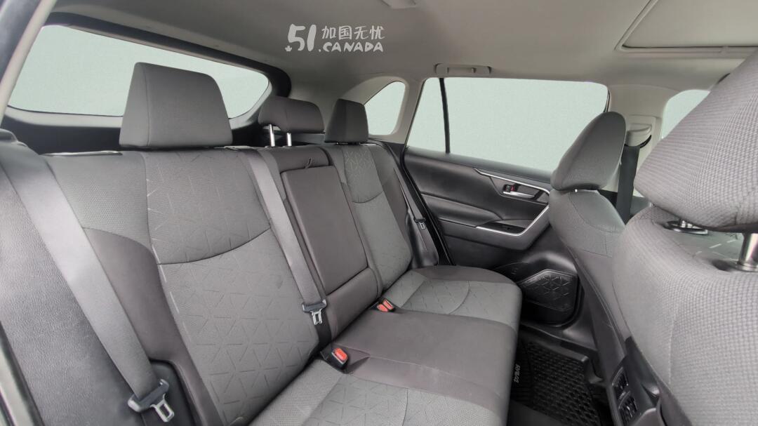 2024 Toyota RAV 4 view 7