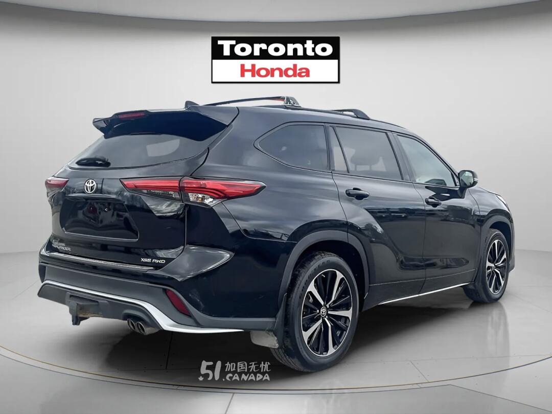 2021 Toyota Highlander view 3
