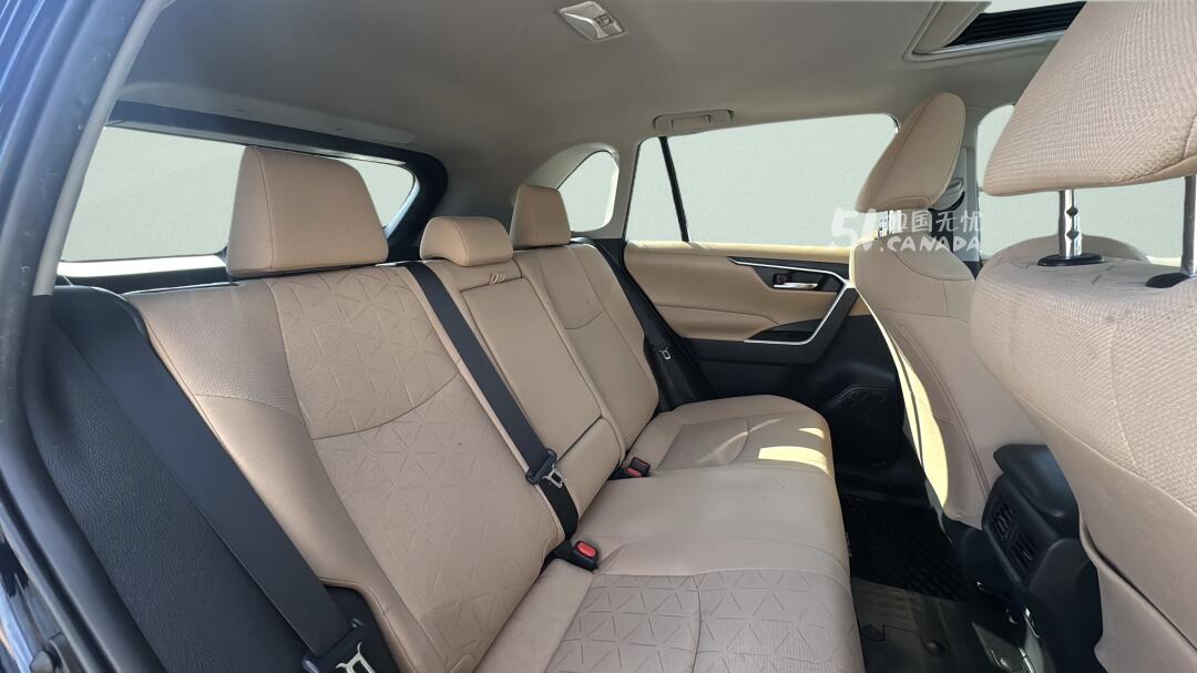 2021 Toyota RAV 4 view 7