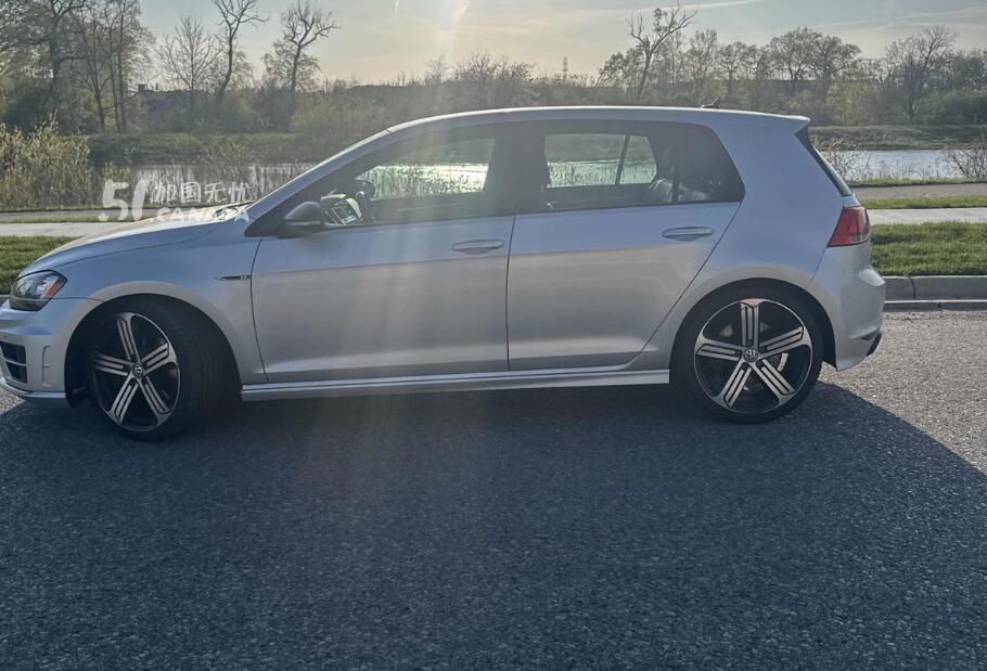 2016 Volkswagen Golf R view 7
