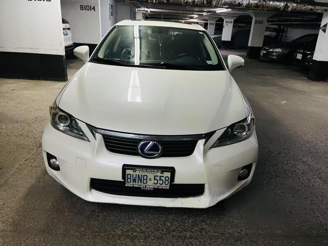 2011 Lexus CT 200h view 1