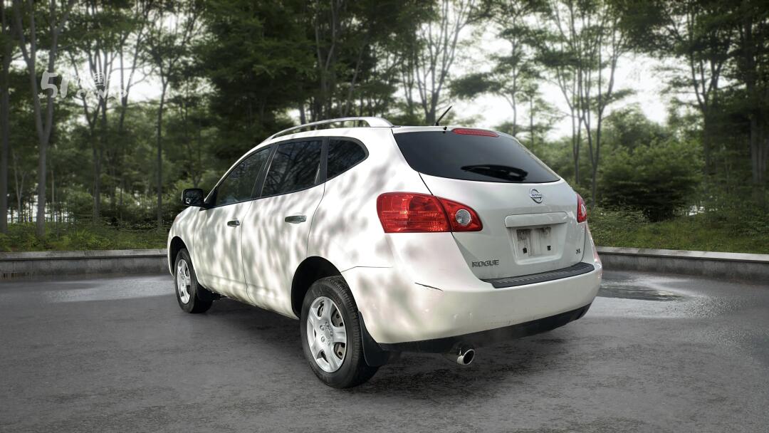 2010 Nissan Rogue view 4