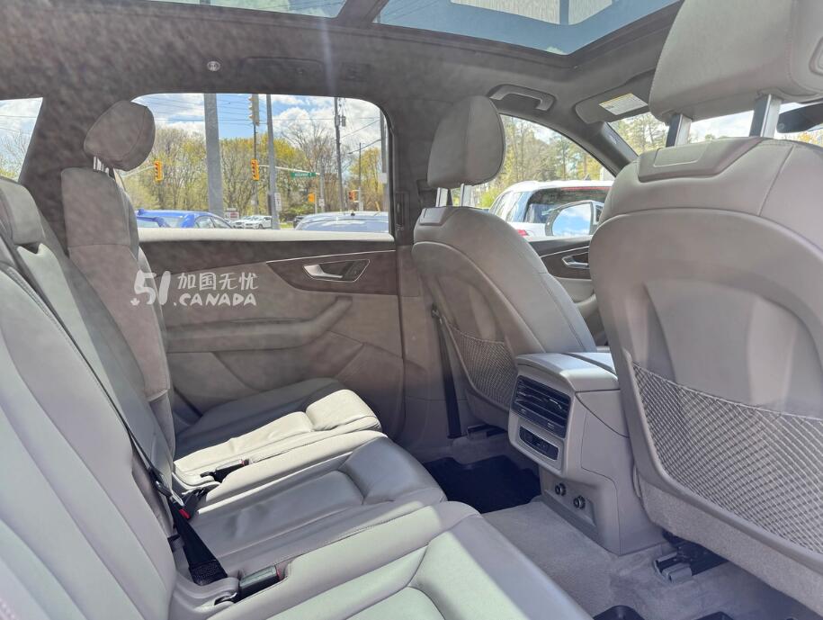 2020 Audi Q7 view 3