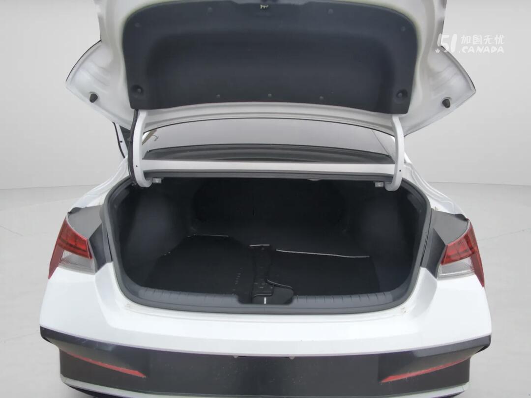 2025 Hyundai Elantra view 9