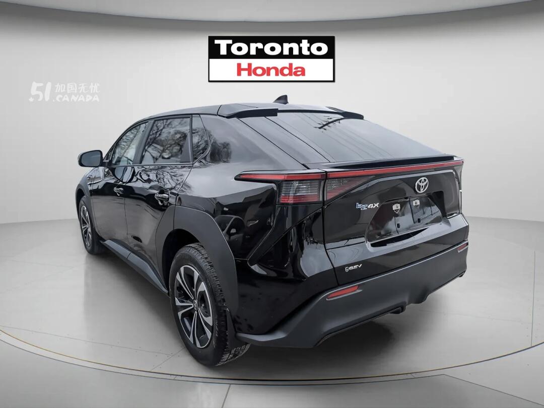 2025 Toyota bZ4X view 4