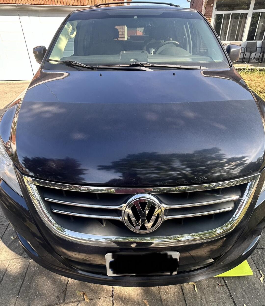 2009 Volkswagen Routan view 1