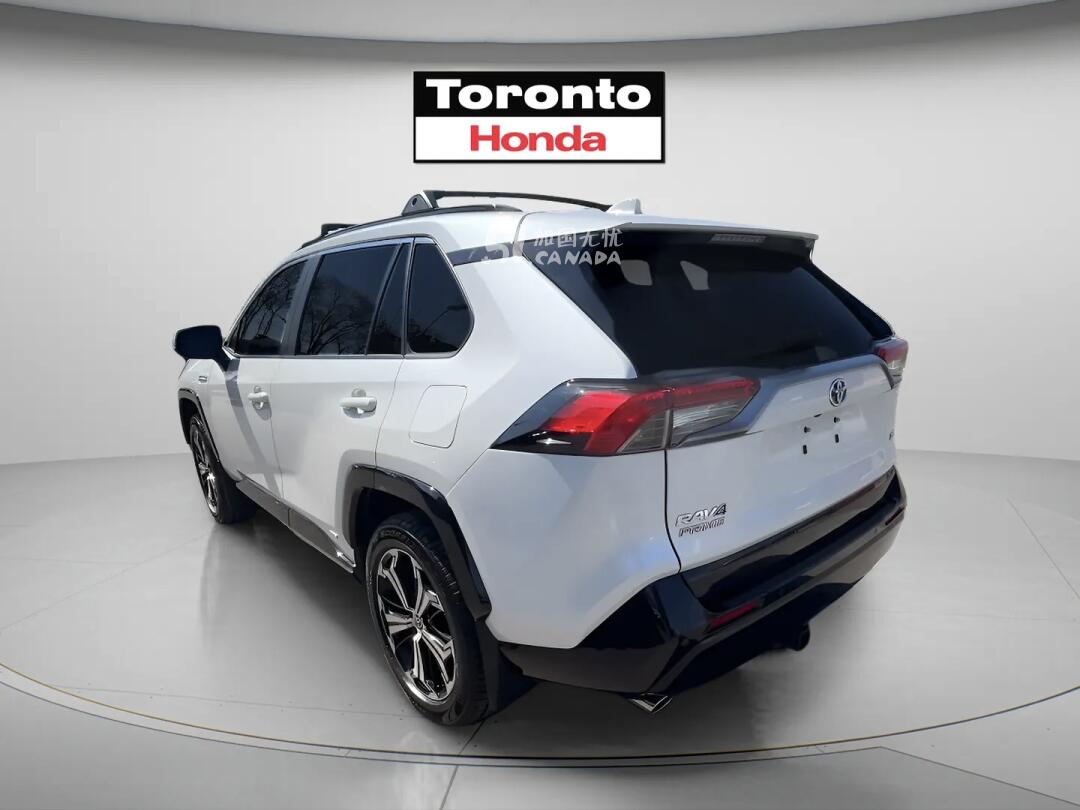 2022 Toyota RAV 4 view 4