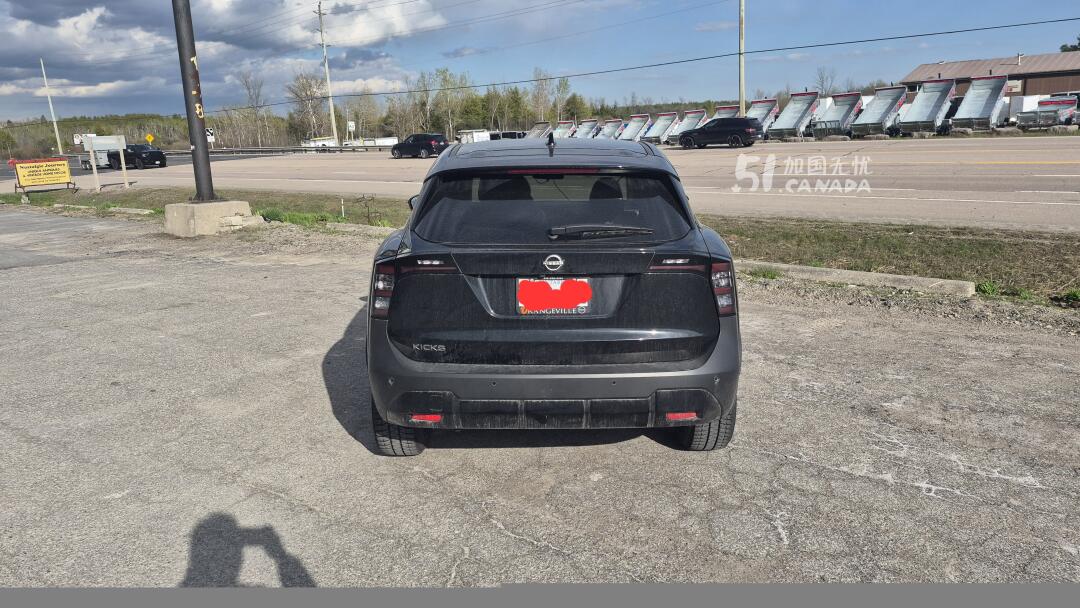 2025 Nissan Kicks view 3