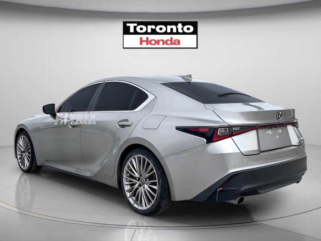 2021 Lexus IS 300 view 4