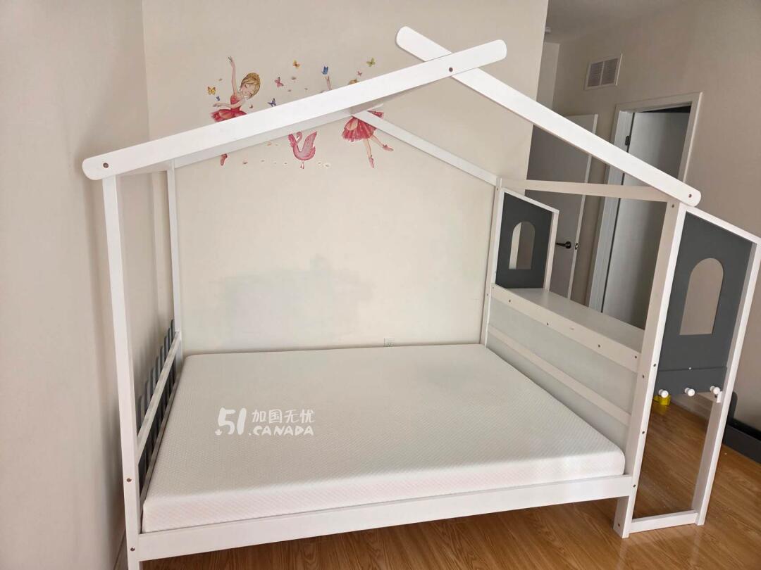 [集市好物]儿童小屋床 + 床垫（9成新）$100 可议 – 带储物+桌