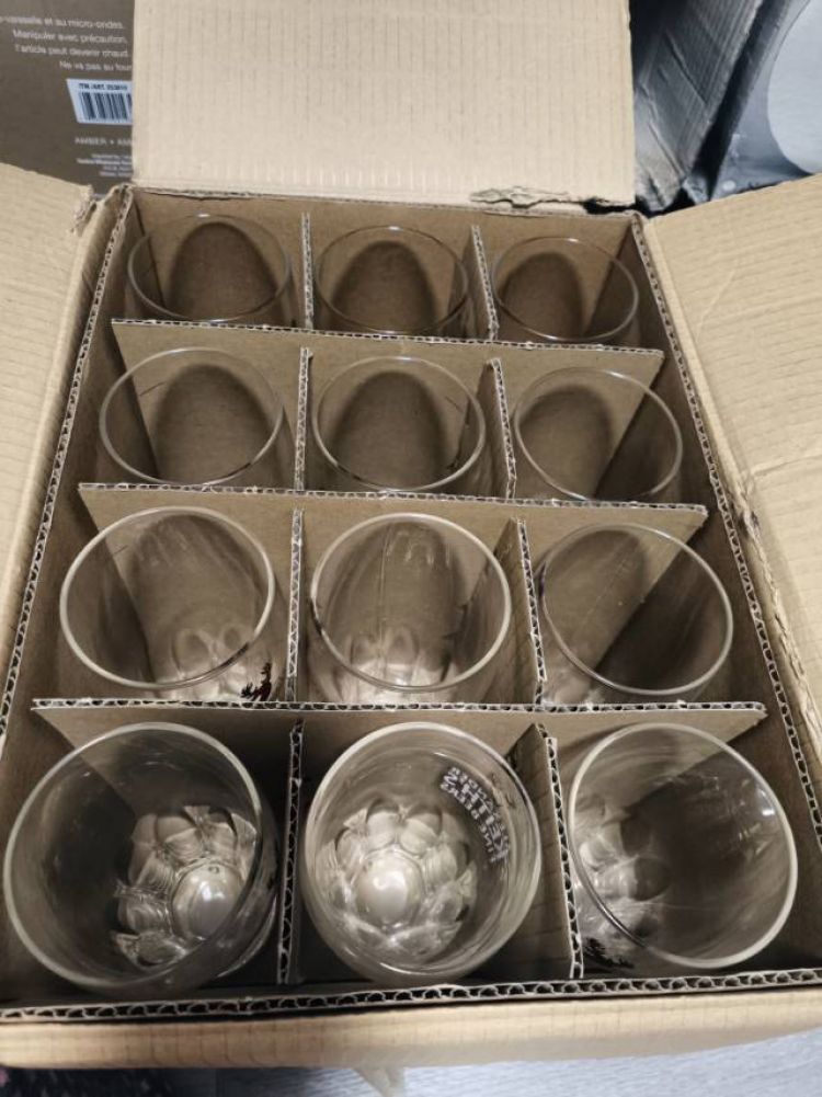 [集市好物]全套磁器餐具、一套玻璃杯12只！磁器四都是全新、一共30元！
