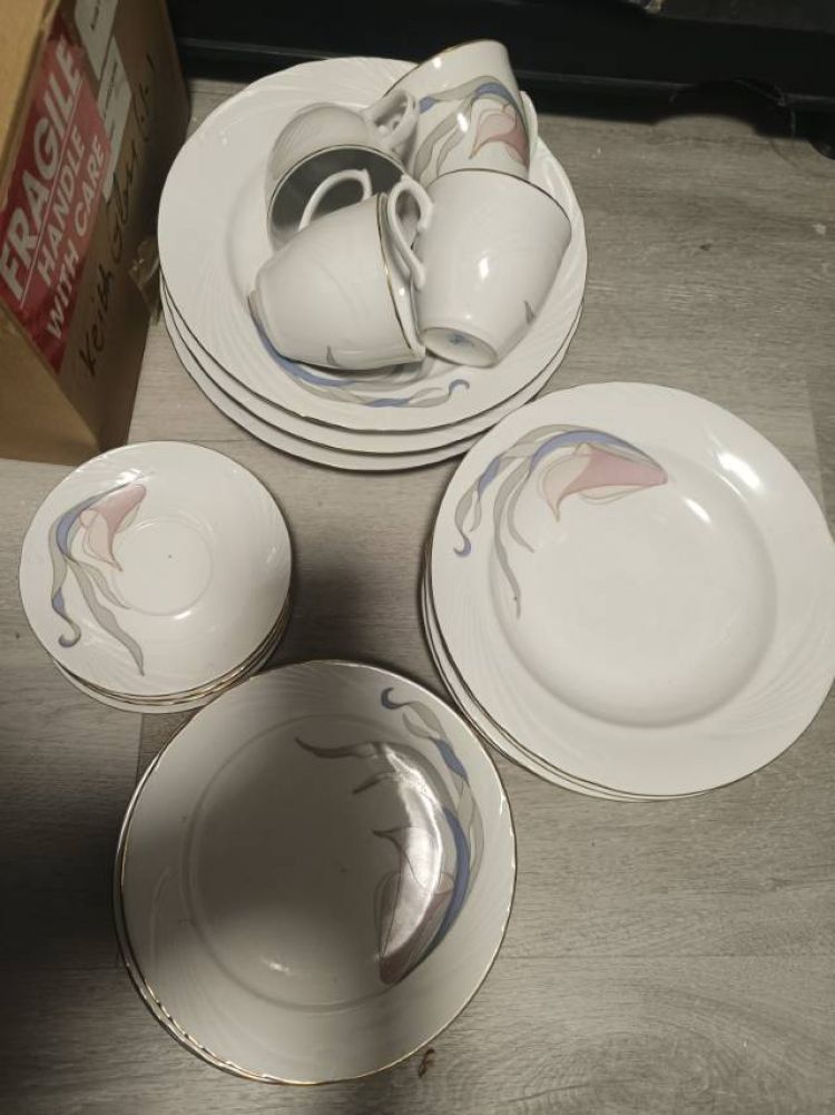 [集市好物]全套磁器餐具、一套玻璃杯12只！磁器四都是全新、一共30元！
