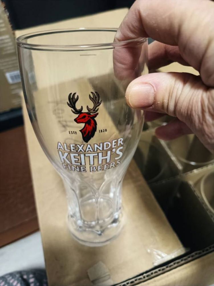 [集市好物]全套磁器餐具、一套玻璃杯12只！磁器四都是全新、一共30元！
